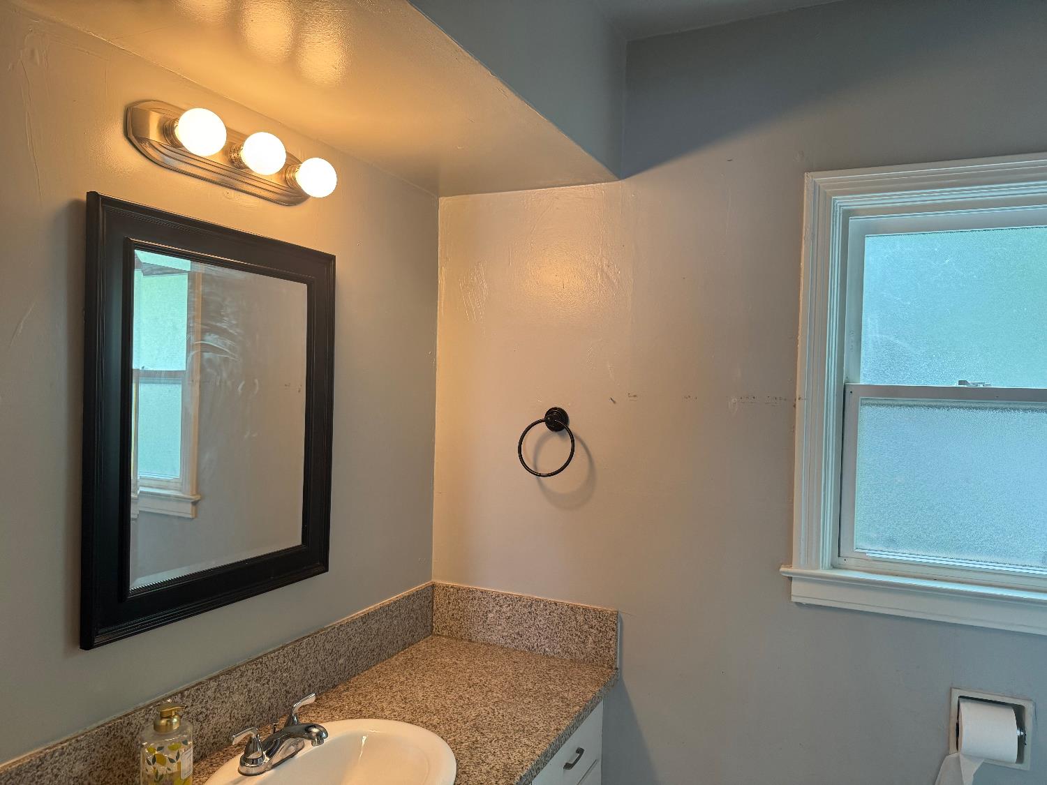 3322 E Lamona Ave, Fresno, CA 93703