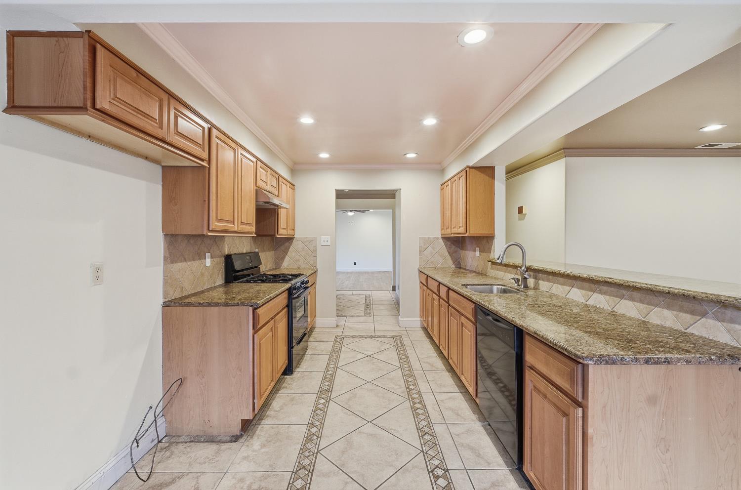 1712 W Donner Ave, Fresno, CA 93705