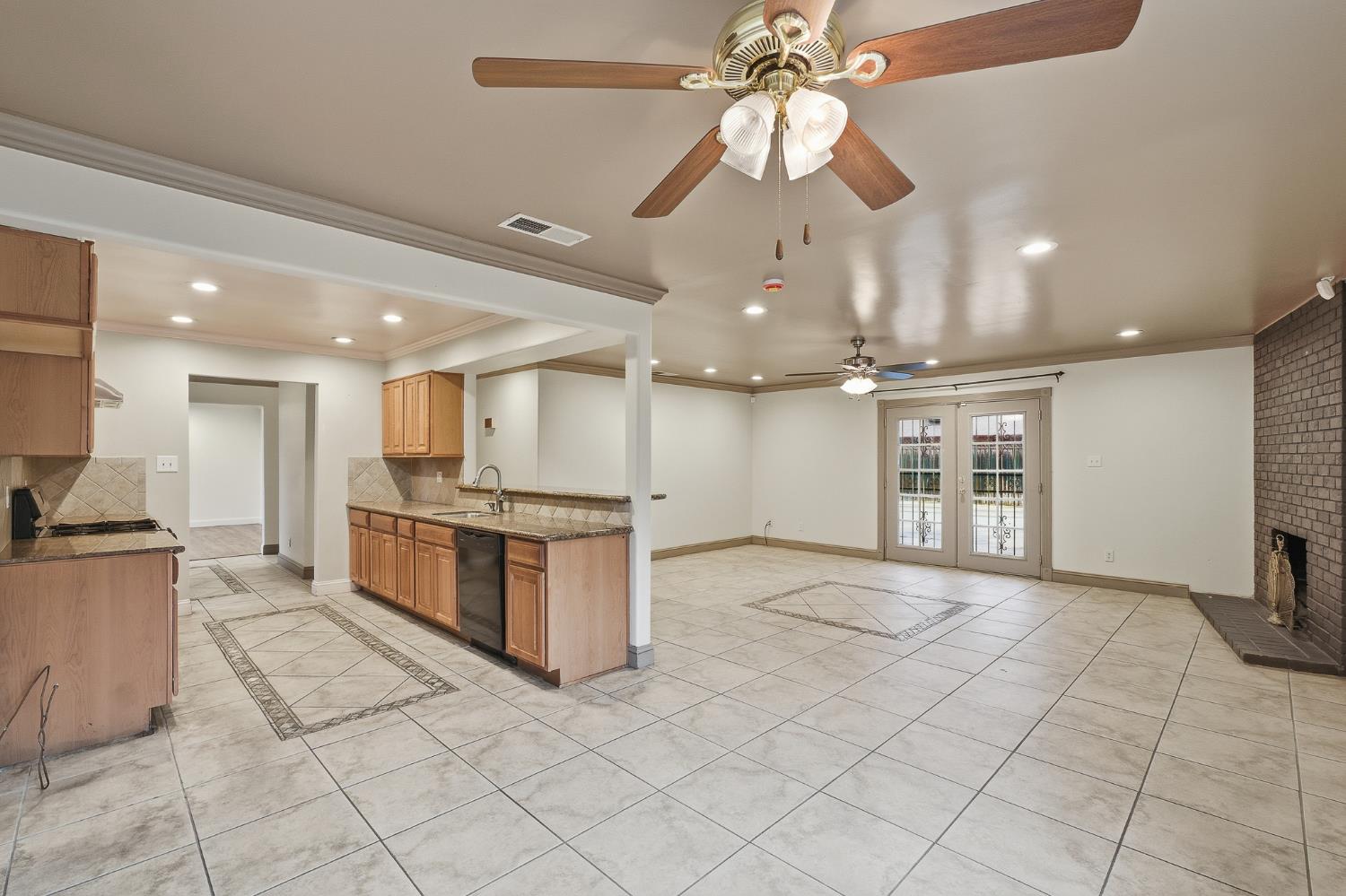 1712 W Donner Ave, Fresno, CA 93705