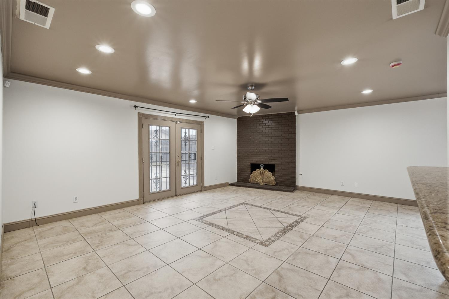 1712 W Donner Ave, Fresno, CA 93705