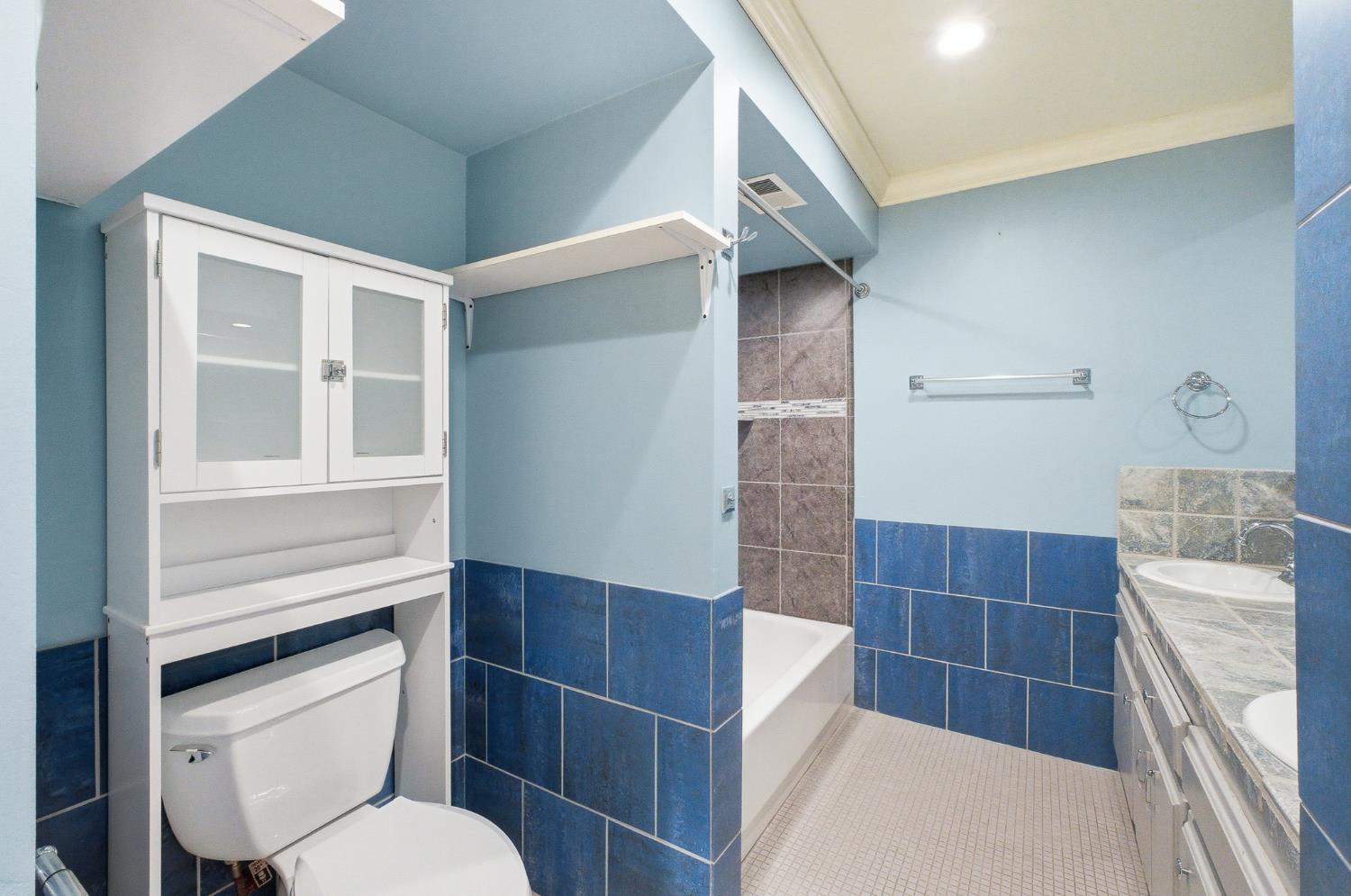 1712 W Donner Ave, Fresno, CA 93705