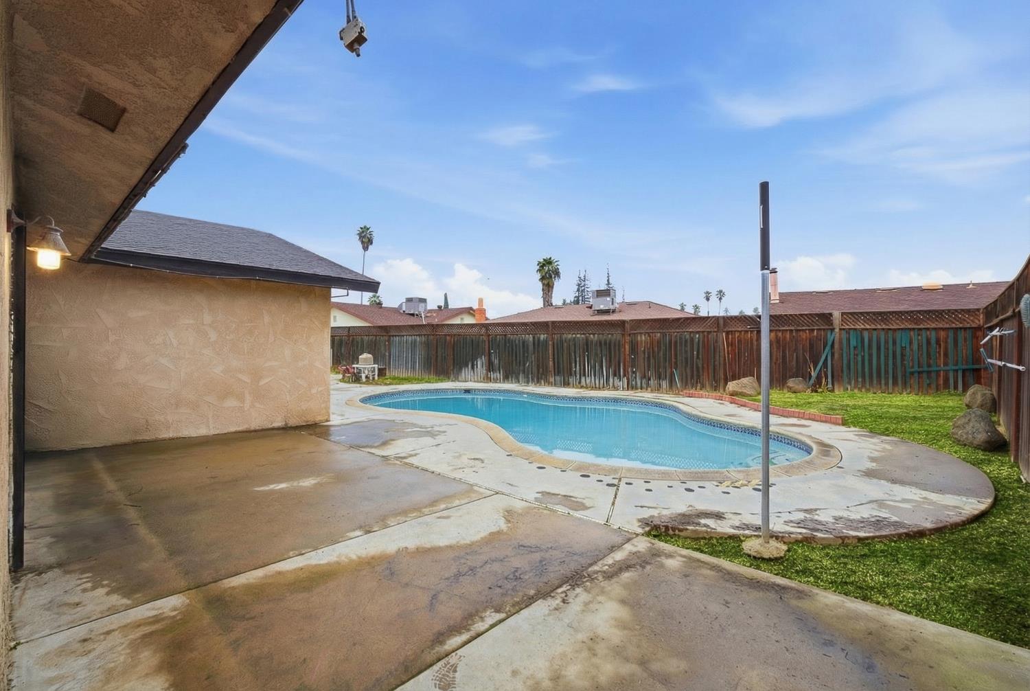 1712 W Donner Ave, Fresno, CA 93705