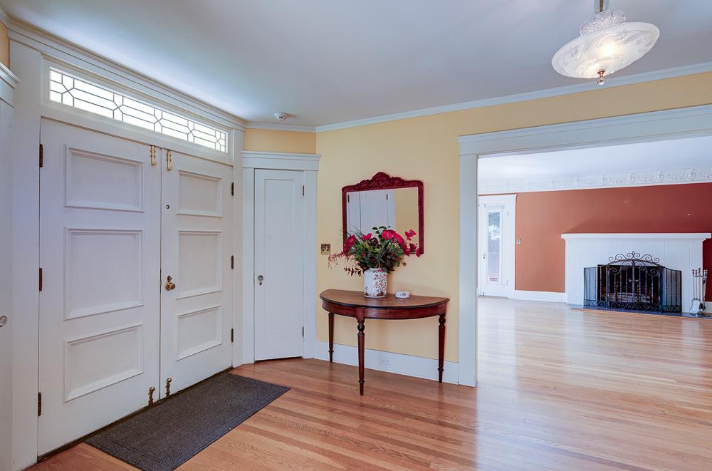 933 E Cambridge Ave, Fresno, CA 93704