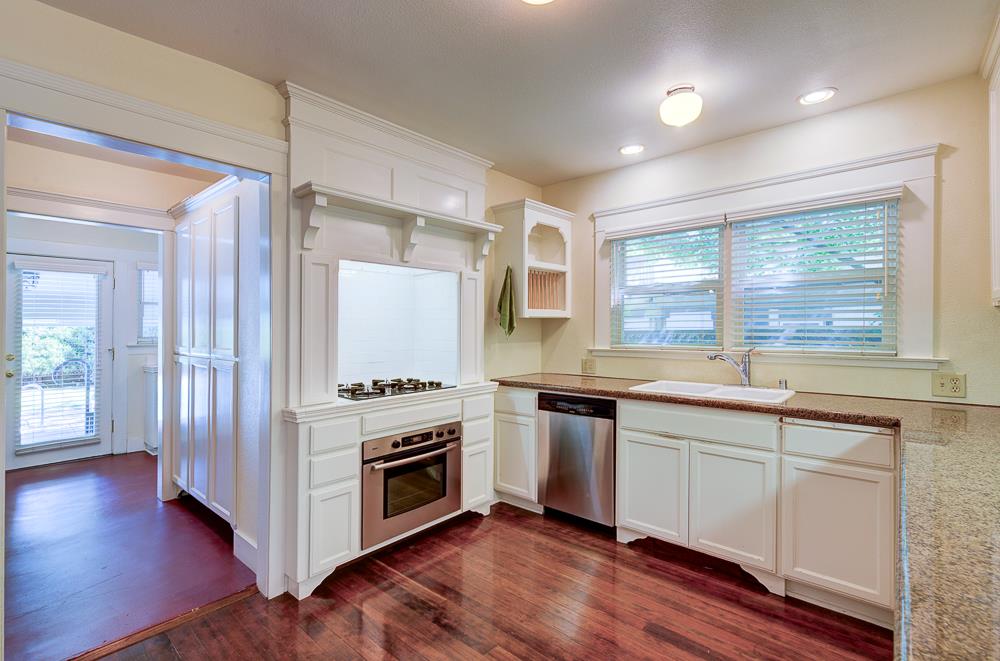 933 E Cambridge Ave, Fresno, CA 93704