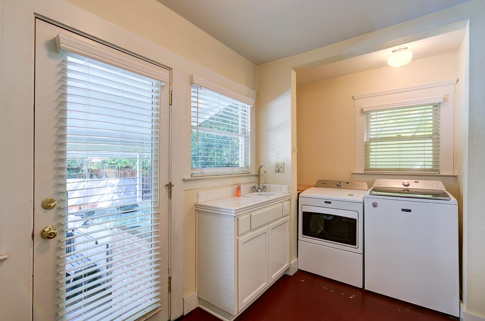 933 E Cambridge Ave, Fresno, CA 93704