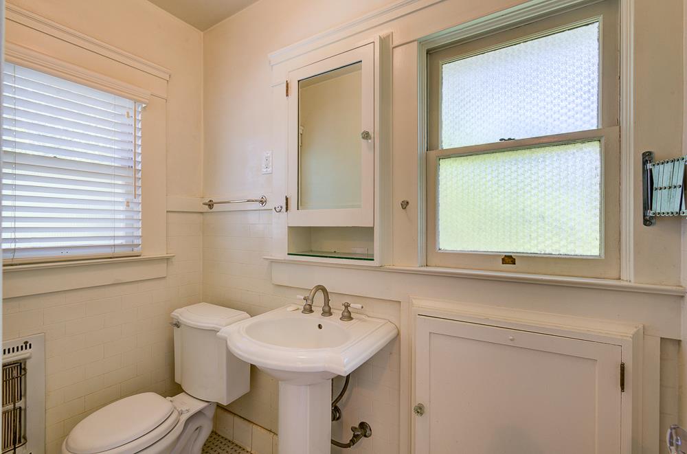 933 E Cambridge Ave, Fresno, CA 93704