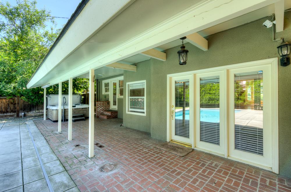 933 E Cambridge Ave, Fresno, CA 93704