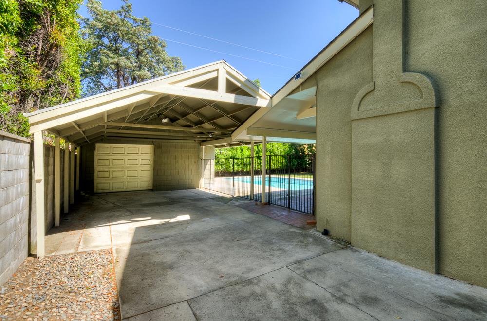 933 E Cambridge Ave, Fresno, CA 93704