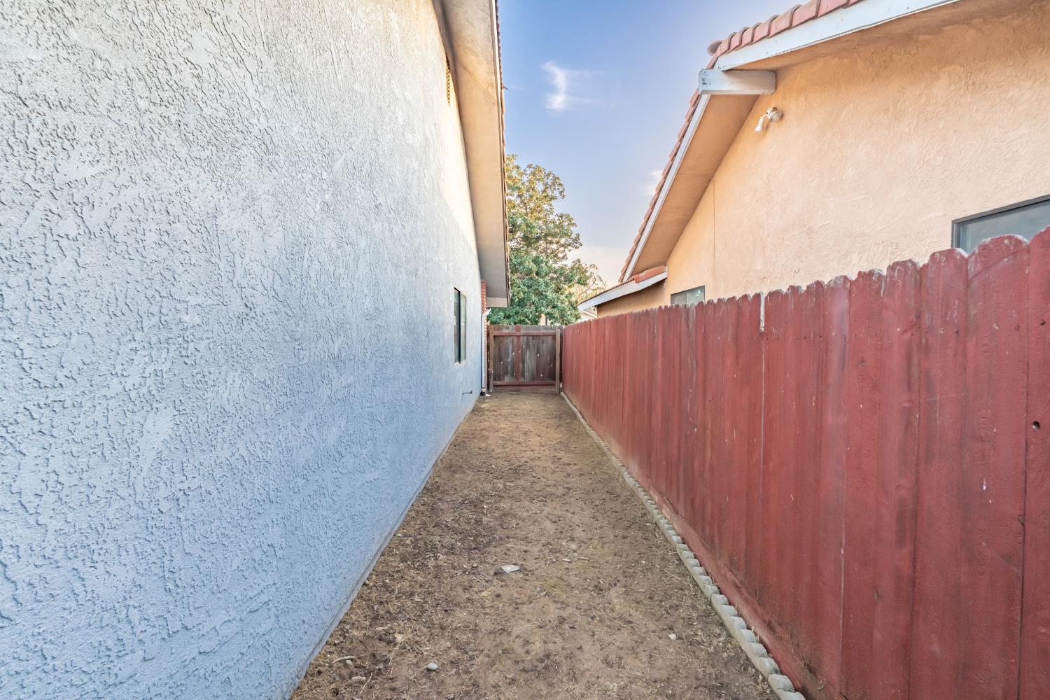 2094 E El Paso Ave, Fresno, CA 93720
