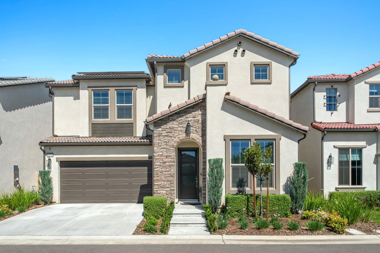 1530 E Via Lupino Dr, Fresno, CA 93730