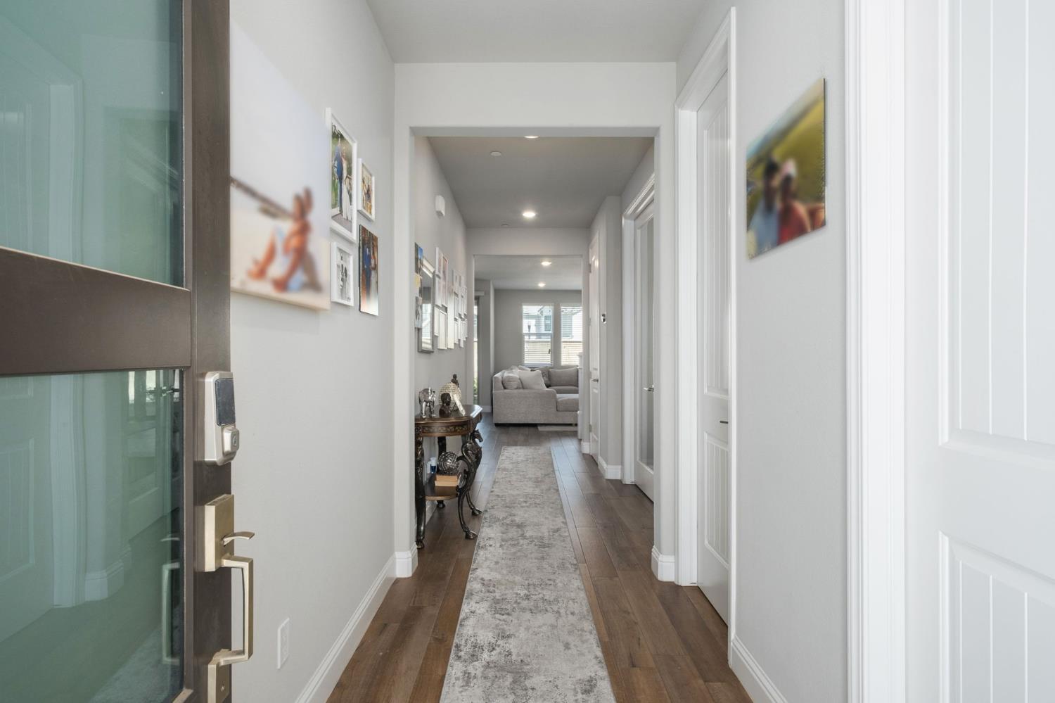 1530 E Via Lupino Dr, Fresno, CA 93730