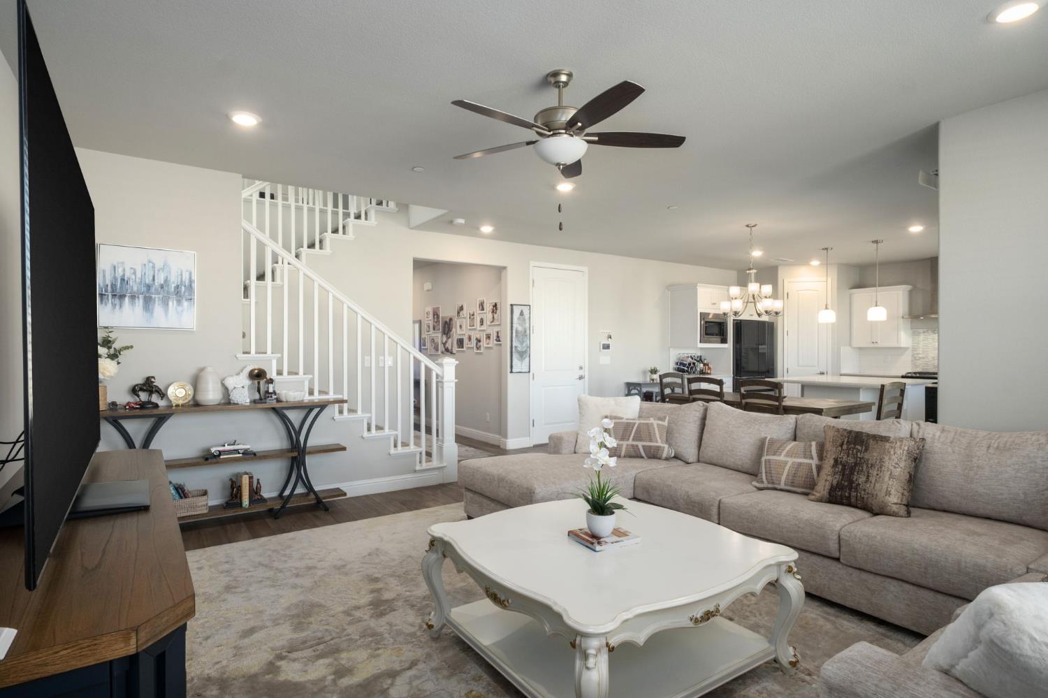 1530 E Via Lupino Dr, Fresno, CA 93730