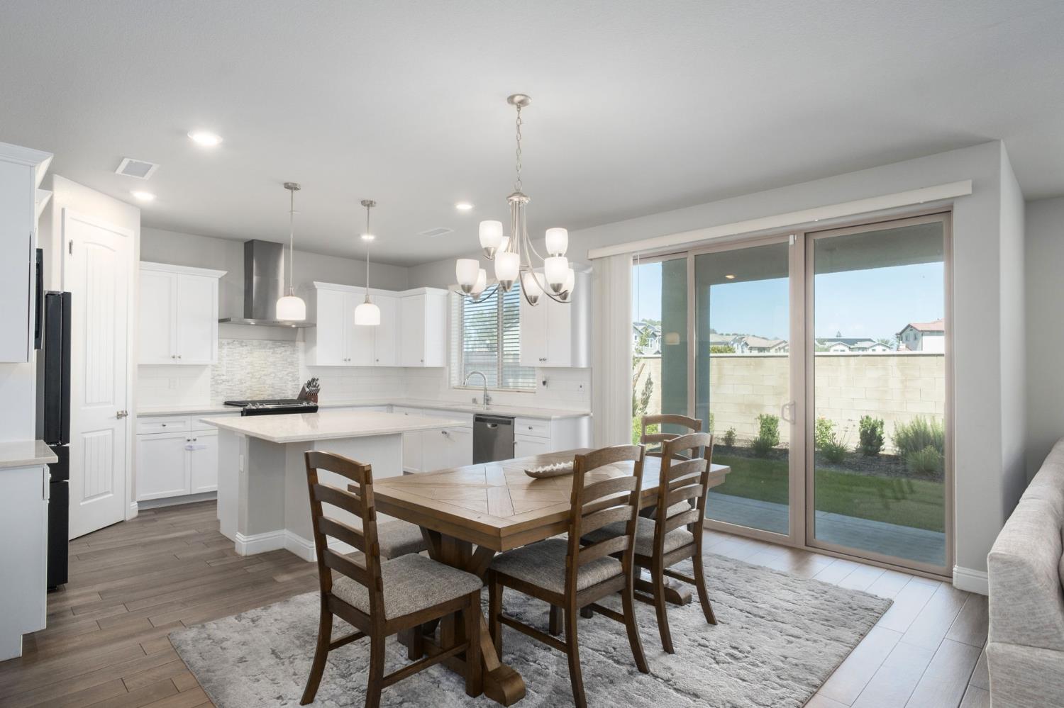 1530 E Via Lupino Dr, Fresno, CA 93730