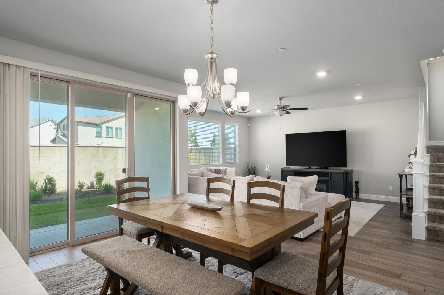 1530 E Via Lupino Dr, Fresno, CA 93730