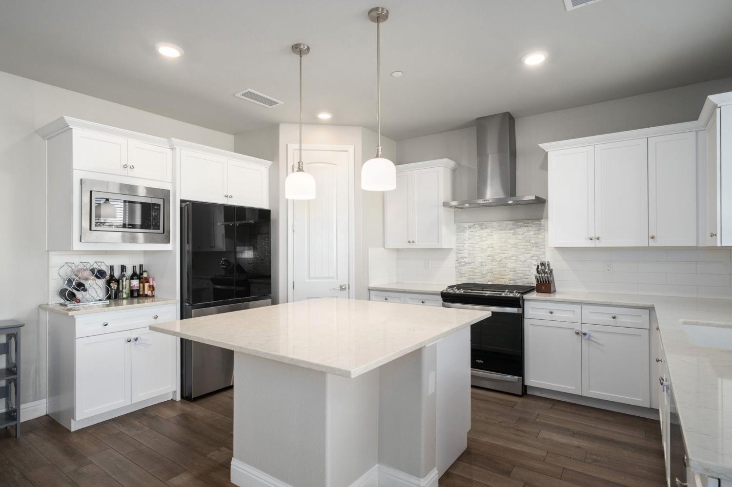 1530 E Via Lupino Dr, Fresno, CA 93730