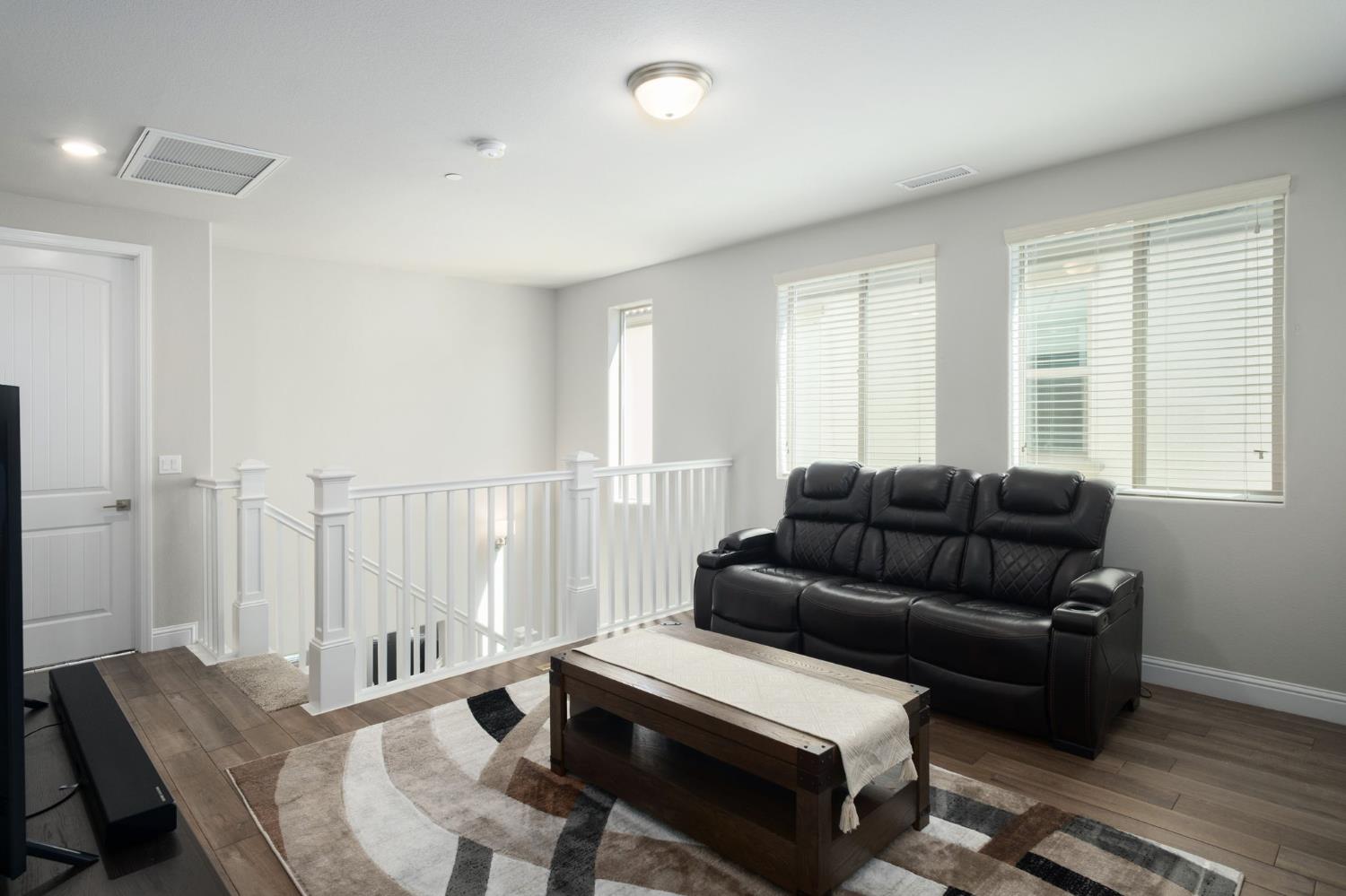 1530 E Via Lupino Dr, Fresno, CA 93730