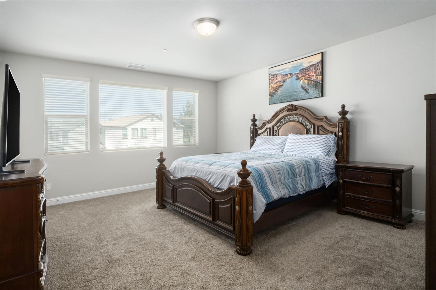 1530 E Via Lupino Dr, Fresno, CA 93730