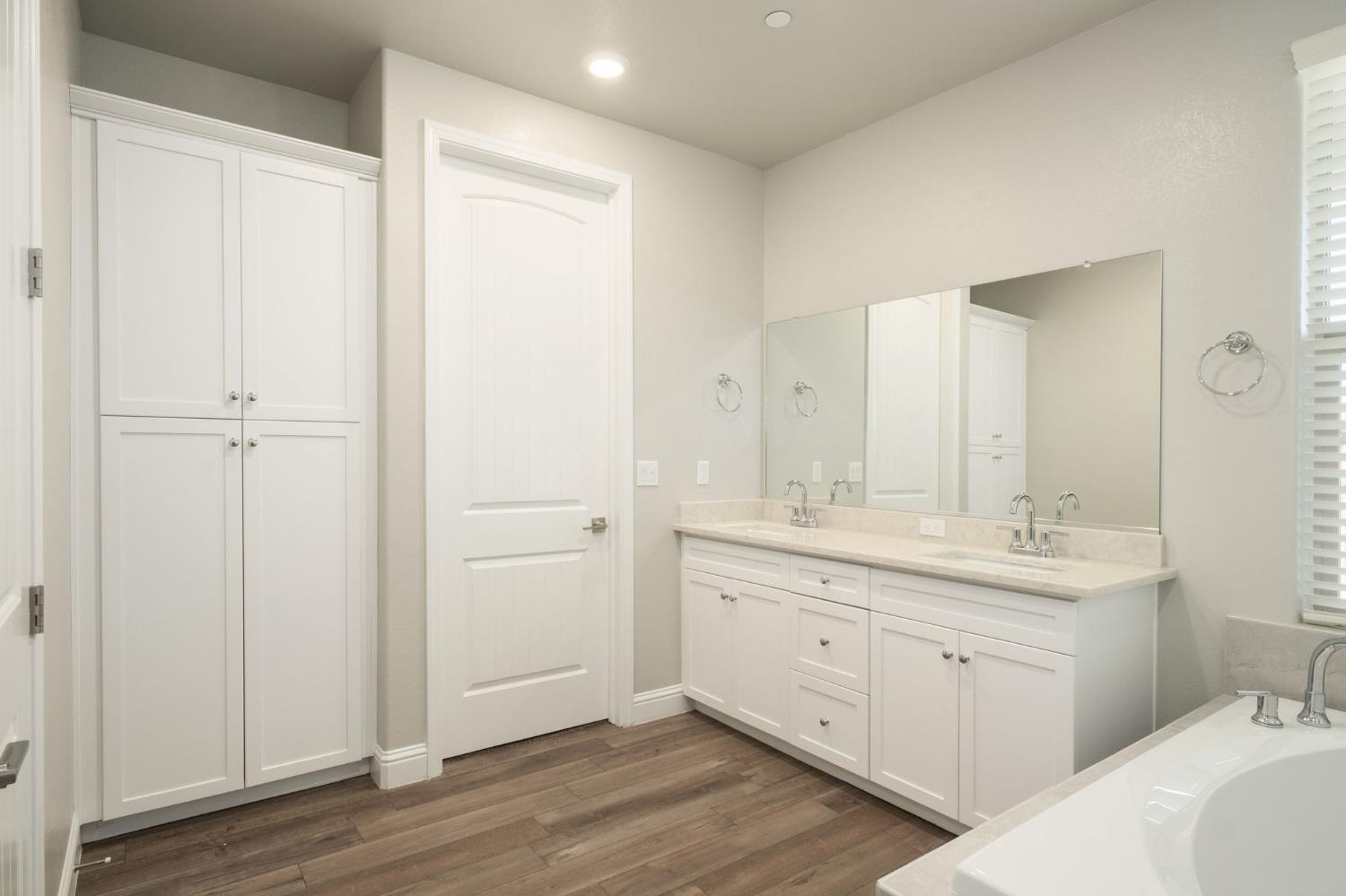 1530 E Via Lupino Dr, Fresno, CA 93730