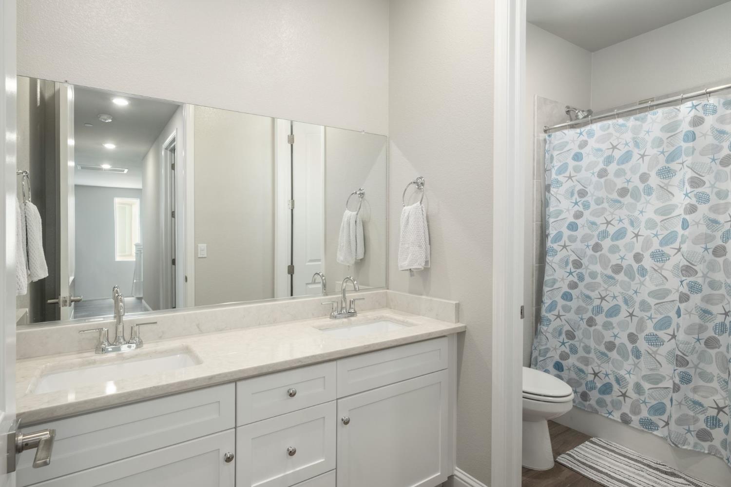 1530 E Via Lupino Dr, Fresno, CA 93730