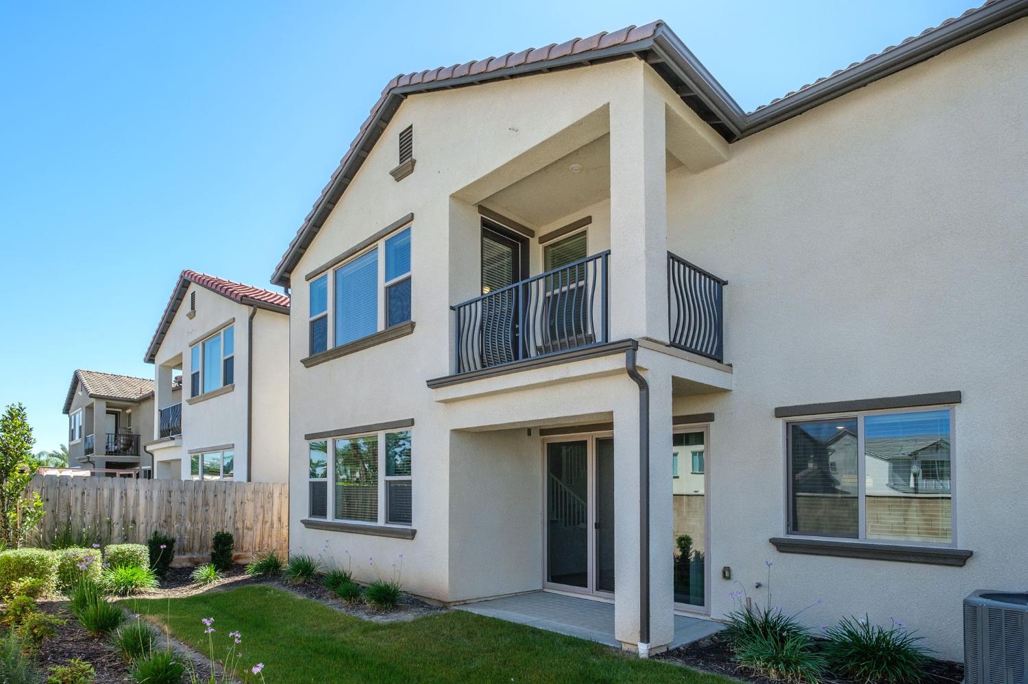 1530 E Via Lupino Dr, Fresno, CA 93730