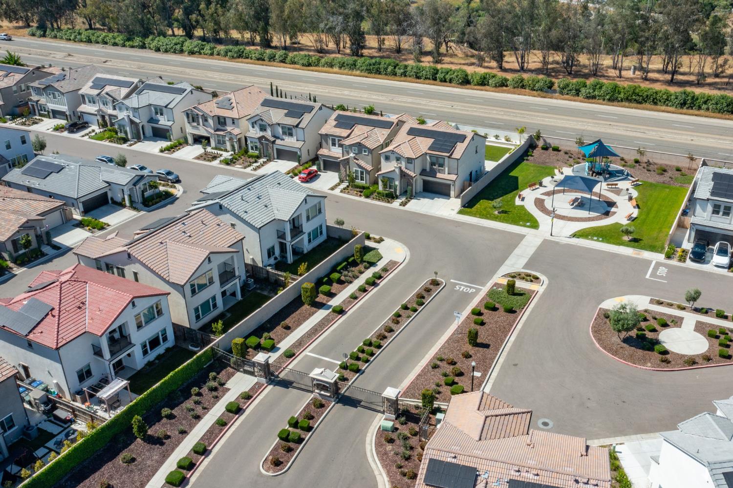 1530 E Via Lupino Dr, Fresno, CA 93730