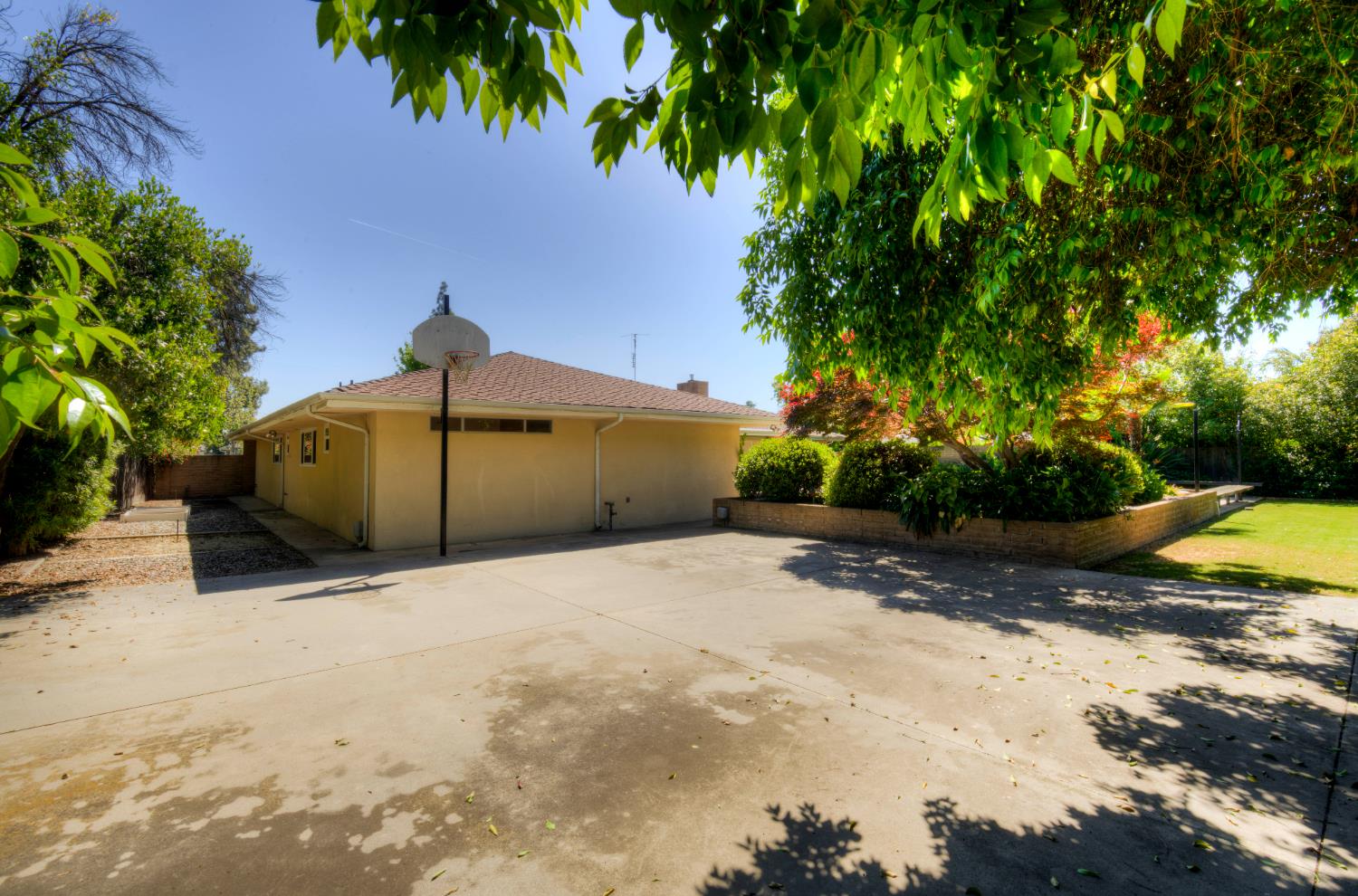 2004 S Renn Ave, Fresno, CA 93727