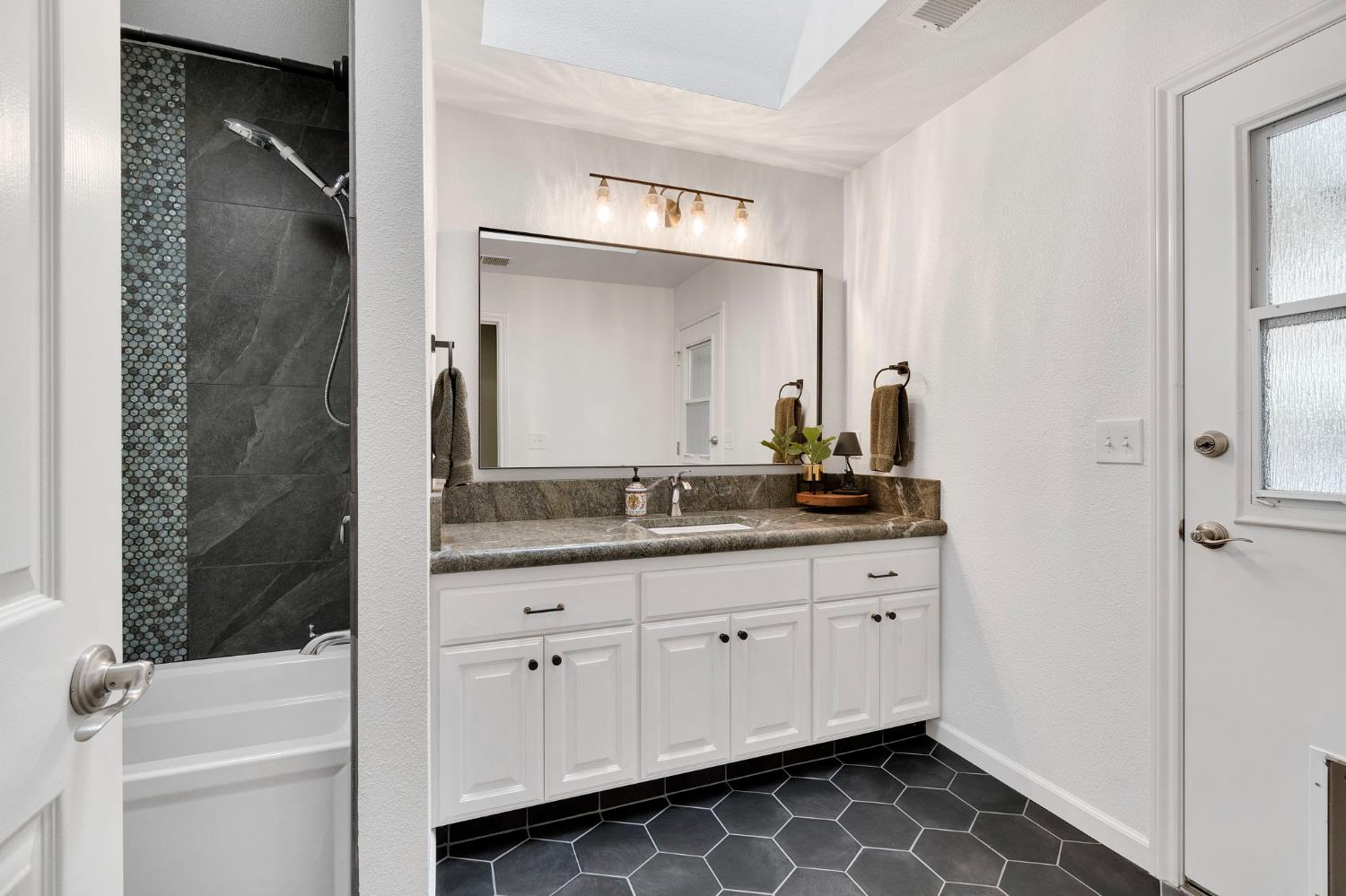 1367 E Decatur Ave, Fresno, CA 93720