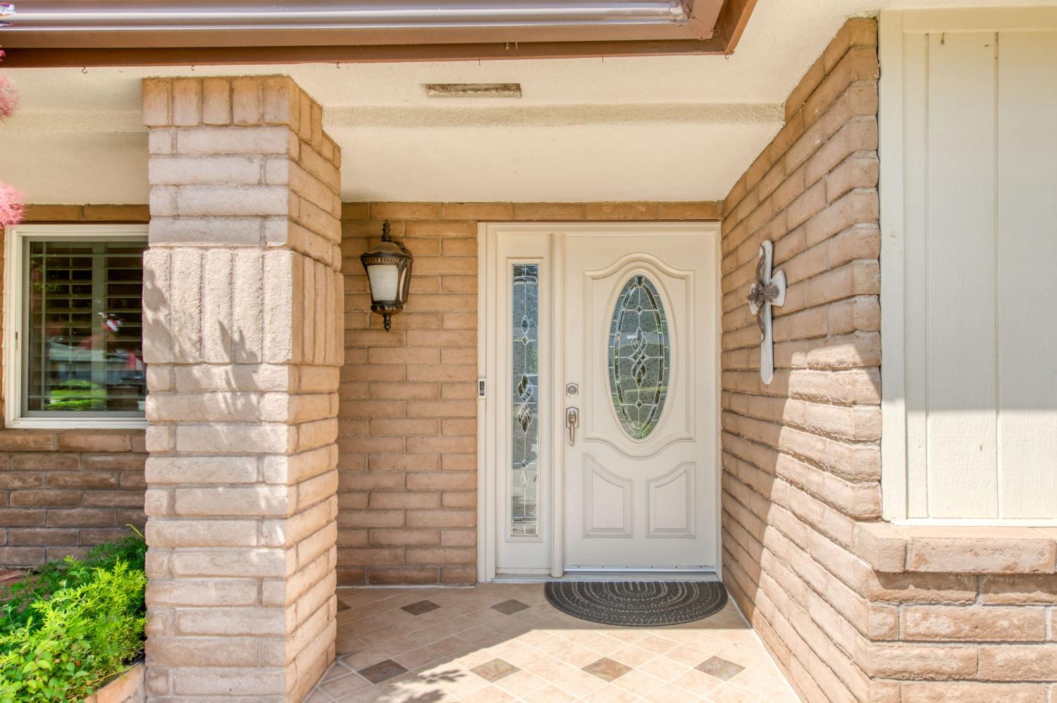 1570 W Warner, Fresno, CA 93711