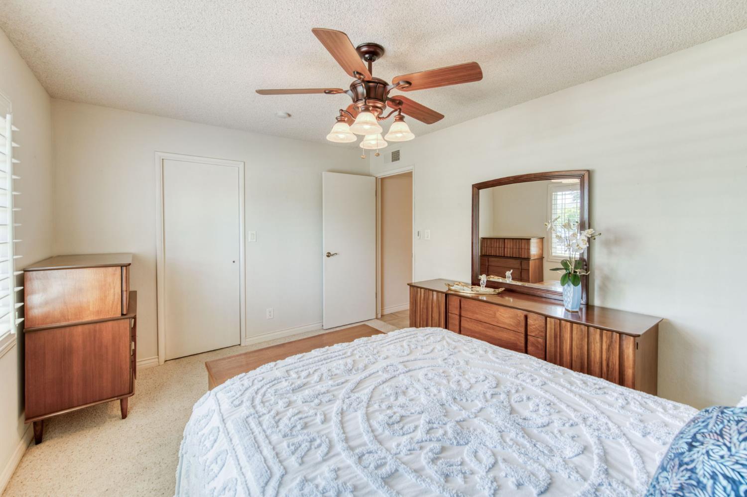 1570 W Warner, Fresno, CA 93711