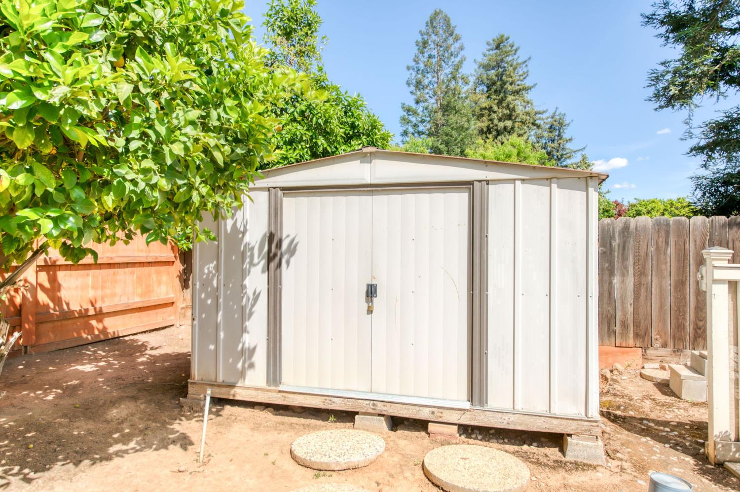 1570 W Warner, Fresno, CA 93711