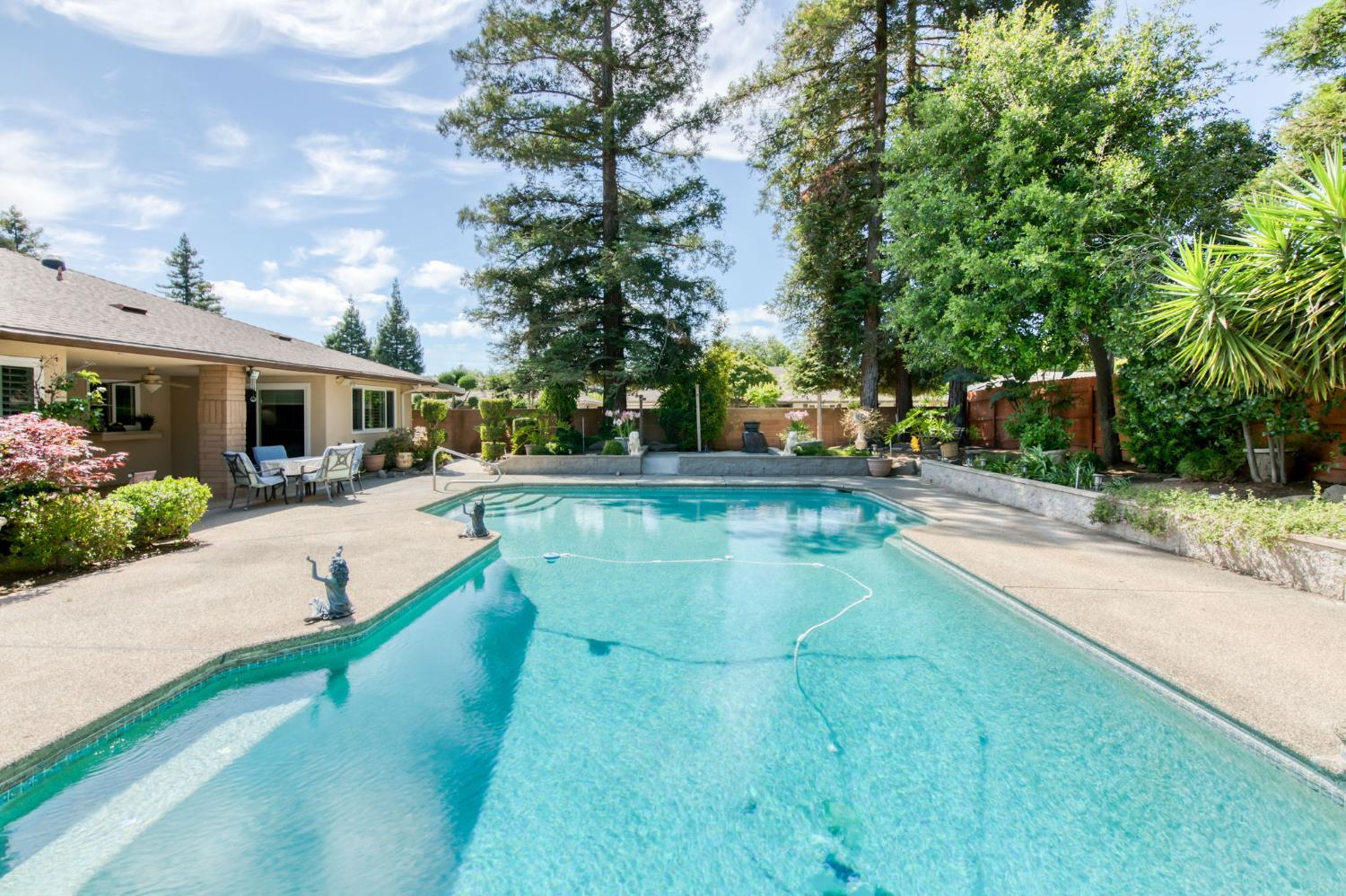 1570 W Warner, Fresno, CA 93711