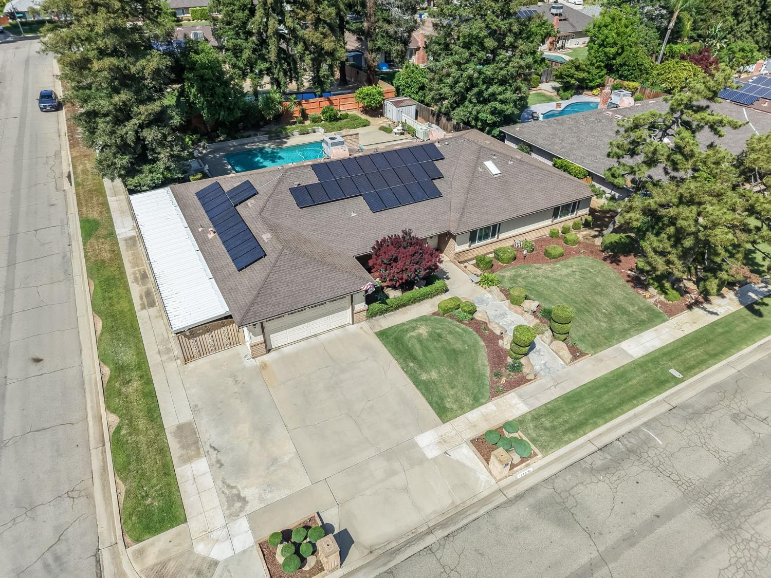 1570 W Warner, Fresno, CA 93711