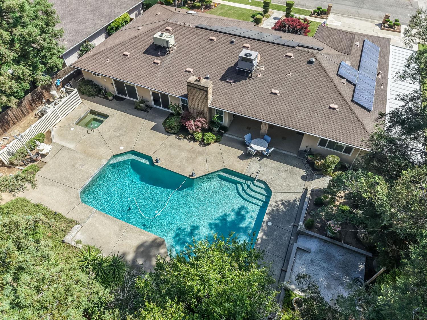 1570 W Warner, Fresno, CA 93711