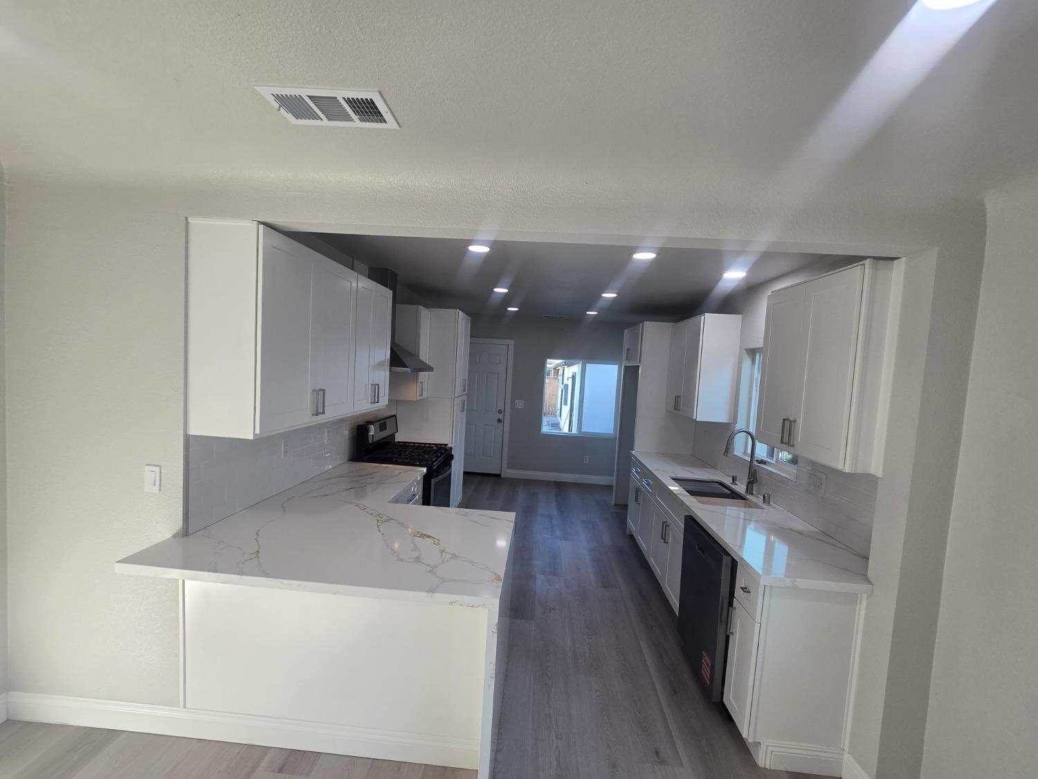 4685 E tulare, Fresno, CA 93702