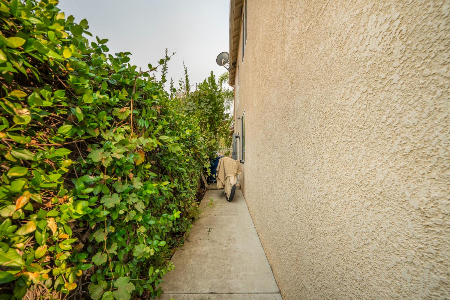 9655 N Willey Ct, Fresno, CA 93720