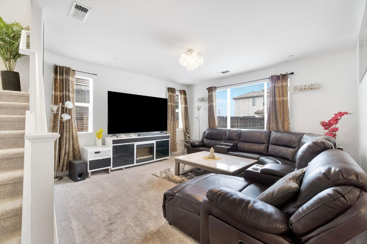 6118 E Berkeley Ave, Fresno, CA 93727