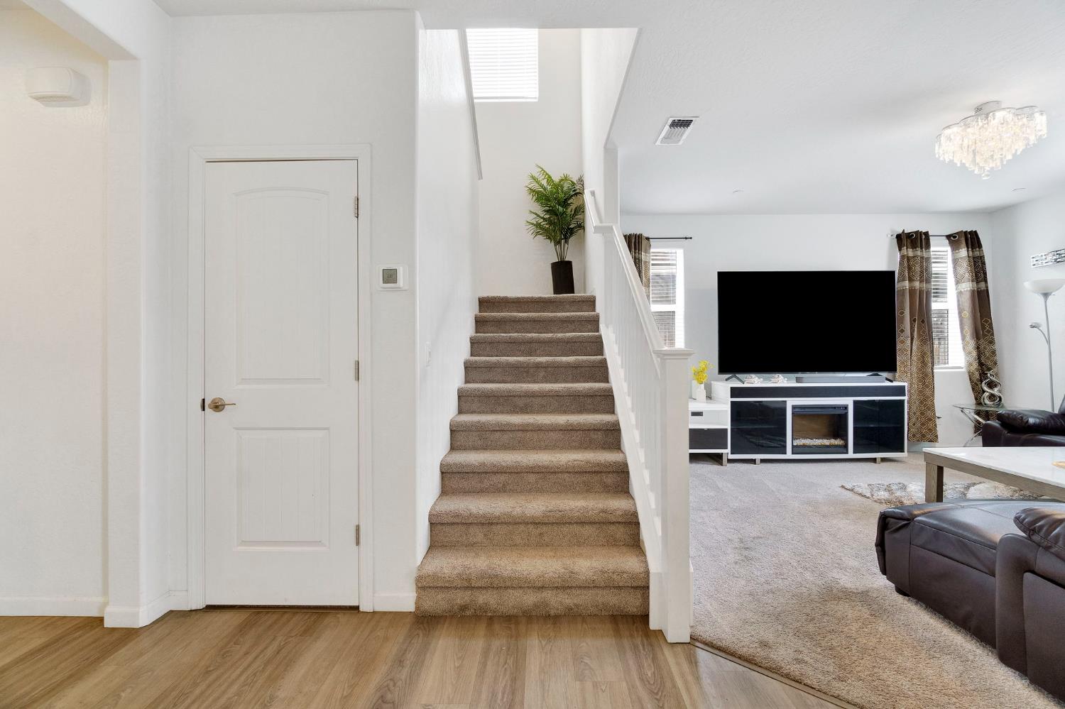 6118 E Berkeley Ave, Fresno, CA 93727