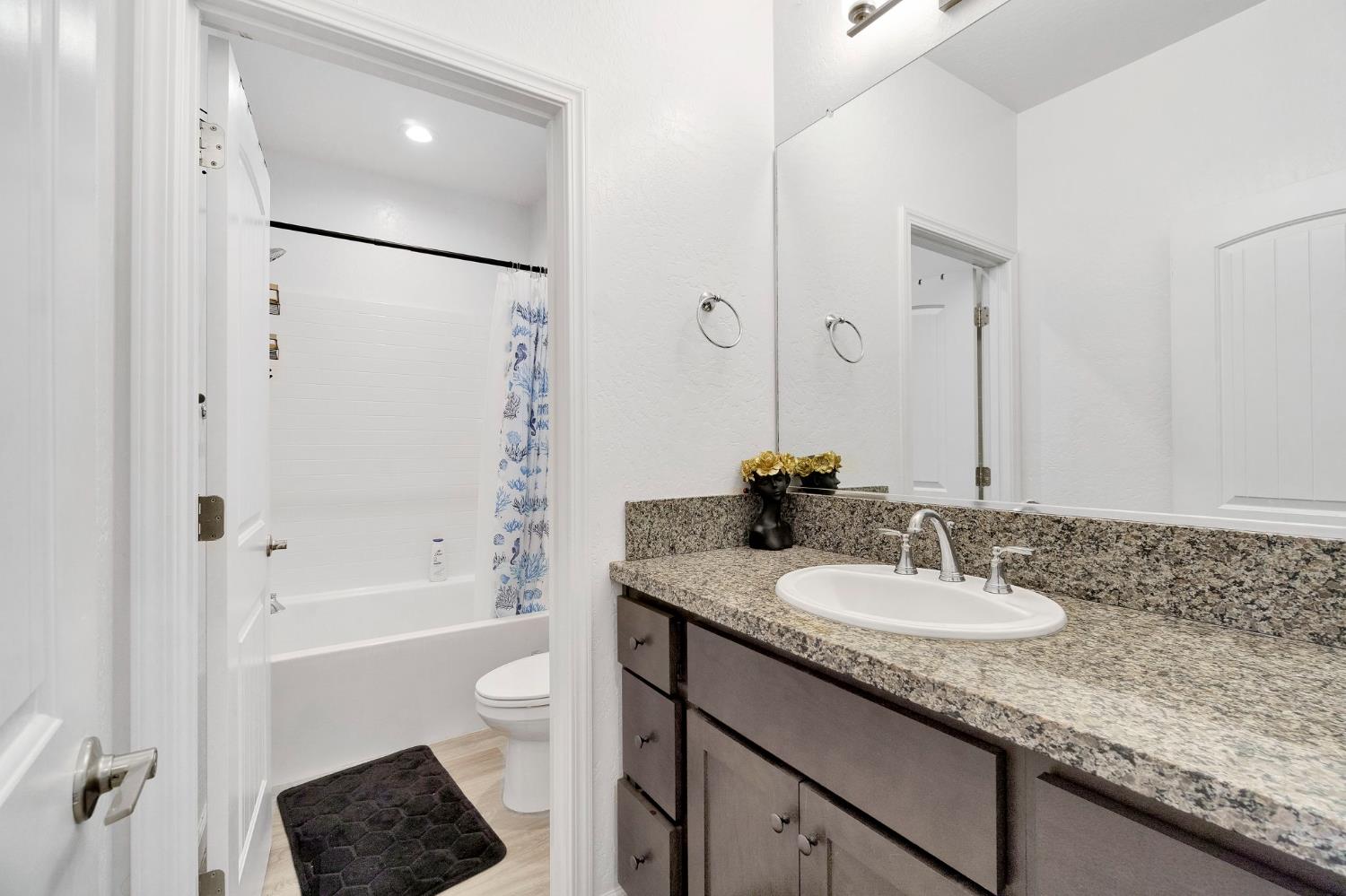 6118 E Berkeley Ave, Fresno, CA 93727