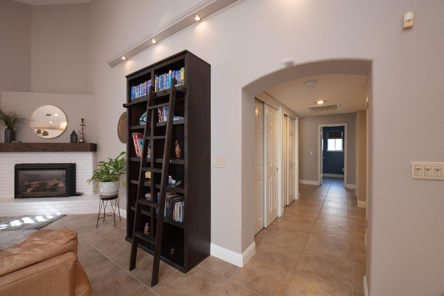 2173 E Muncie Ave, Fresno, CA 93720