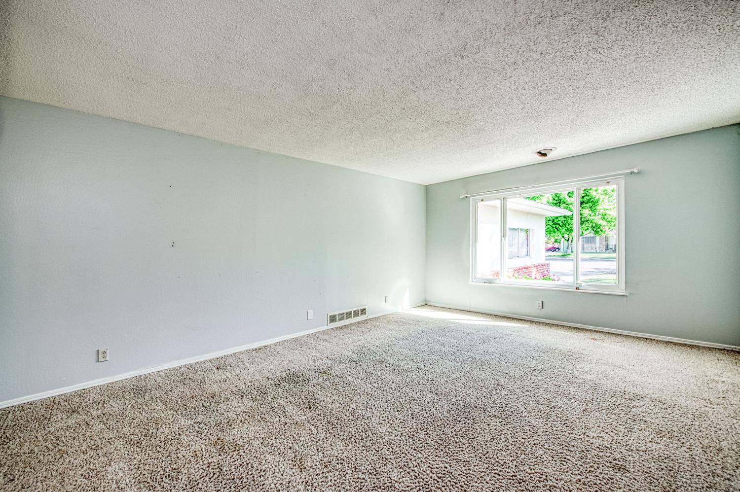 1265 E Portals Ave, Fresno, CA 93710