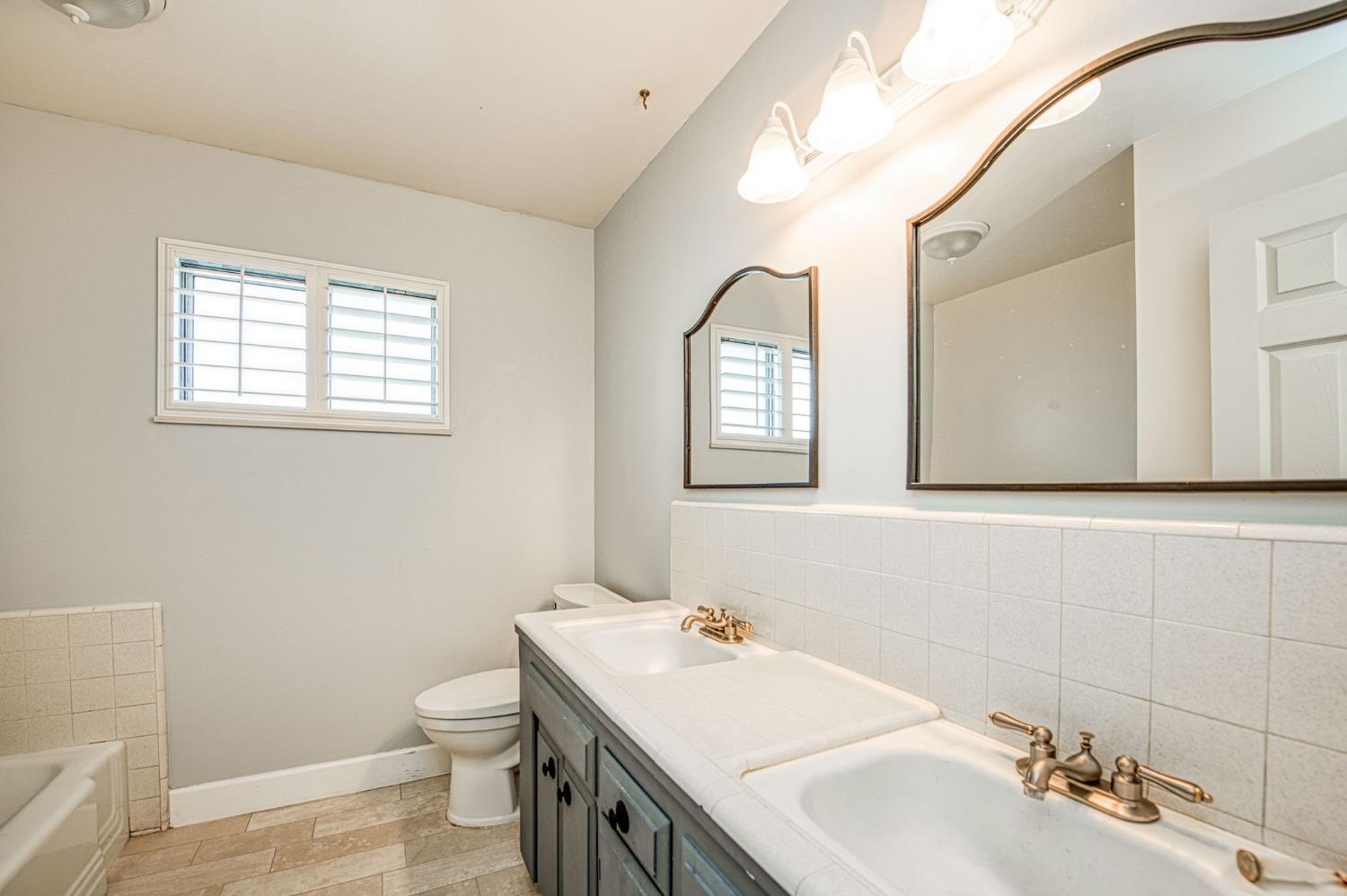 1265 E Portals Ave, Fresno, CA 93710