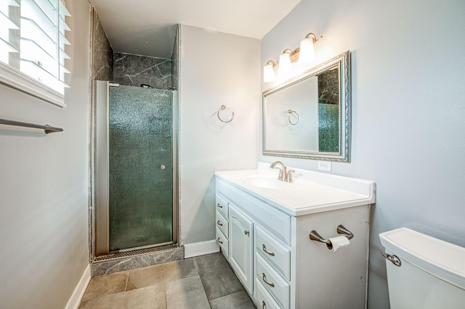 1265 E Portals Ave, Fresno, CA 93710