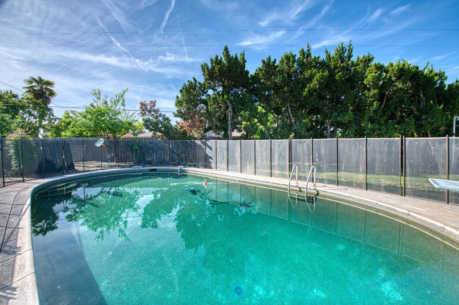 1265 E Portals Ave, Fresno, CA 93710