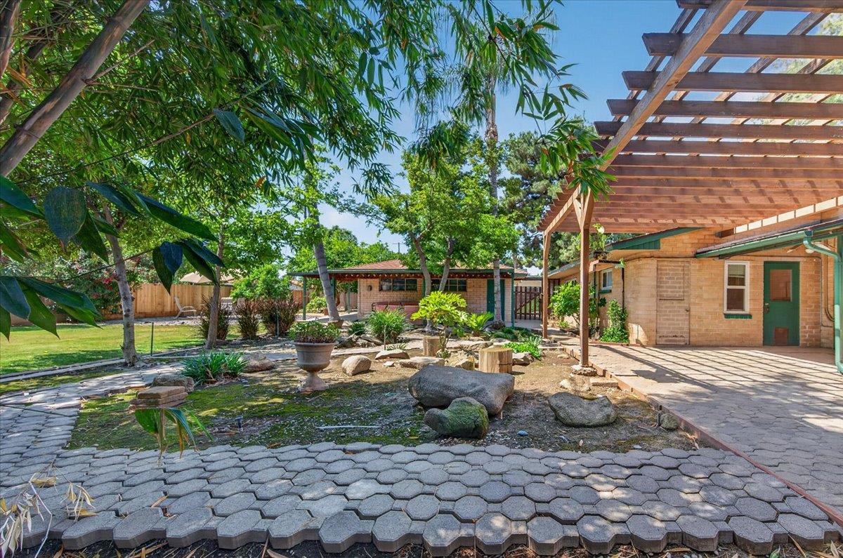 1220 E Sussex Way, Fresno, CA 93704