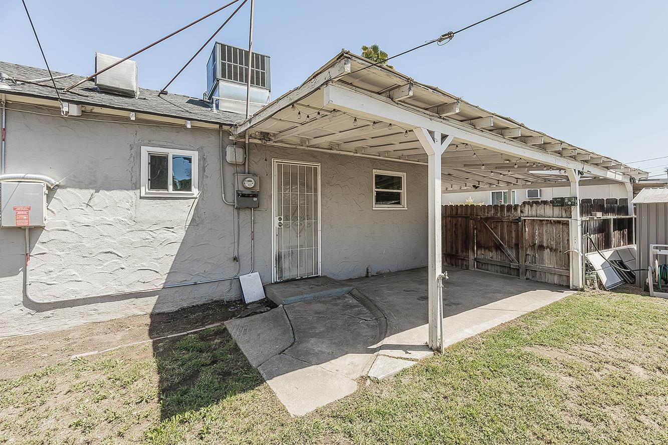 2053 Mayfair Dr E, Fresno, CA 93703