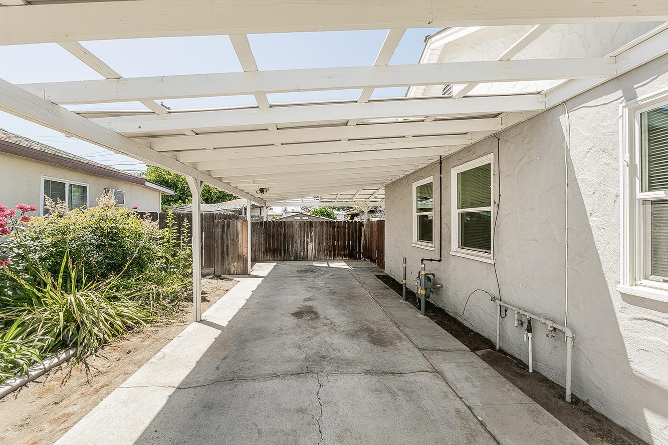 2053 Mayfair Dr E, Fresno, CA 93703