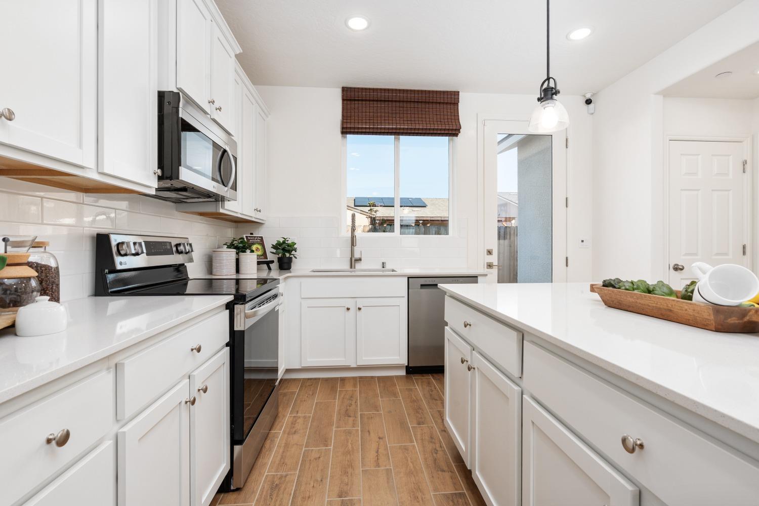 6729 E Crimson Dr, Fresno, CA 93727