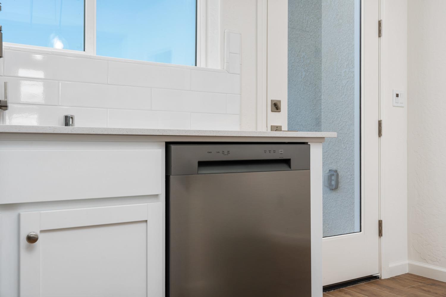 6729 E Crimson Dr, Fresno, CA 93727