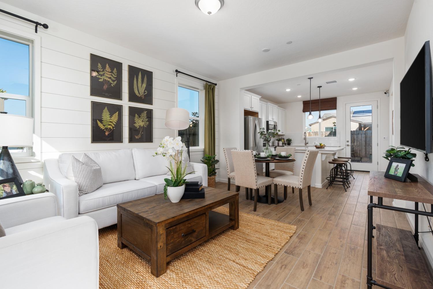 6721 E Crimson Dr, Fresno, CA 93727