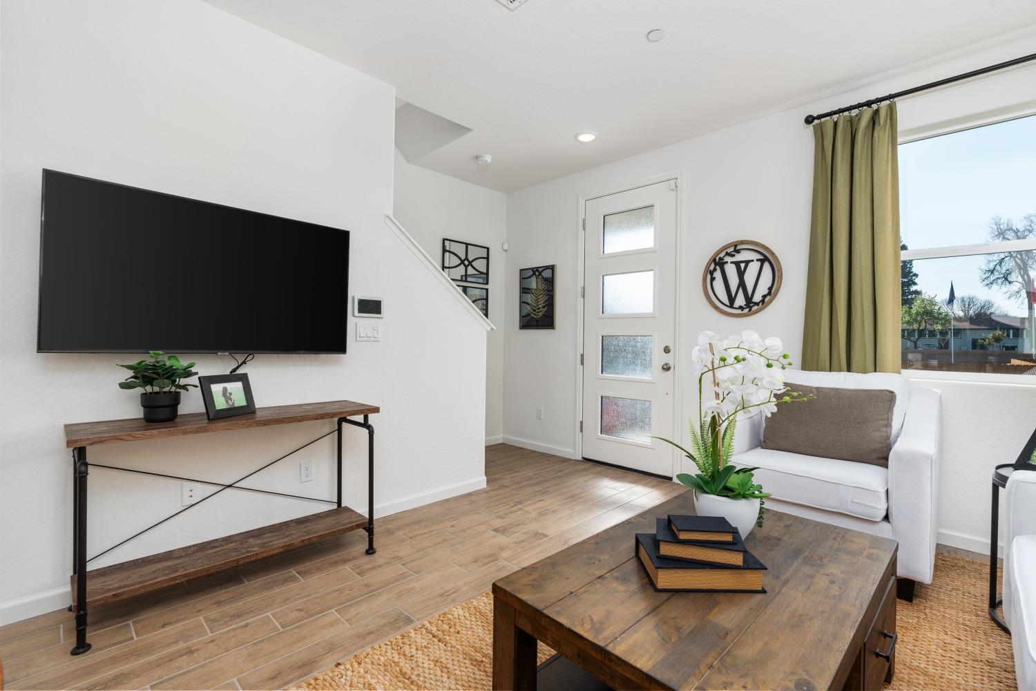 6721 E Crimson Dr, Fresno, CA 93727